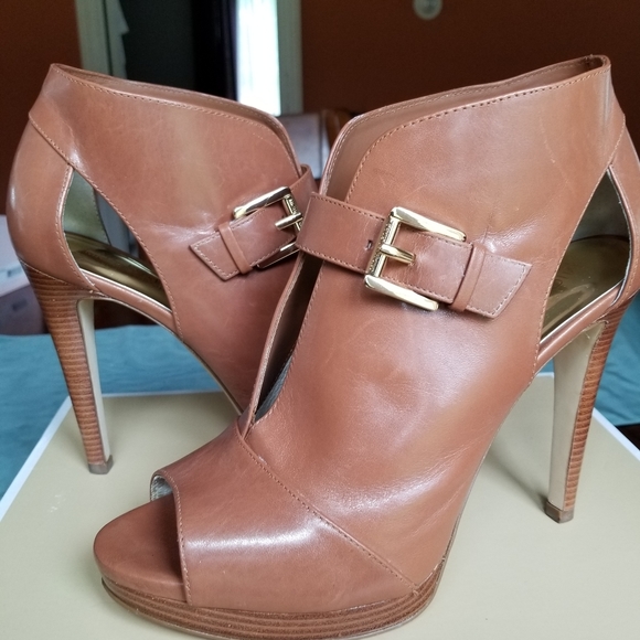 Michael Kors Isabella booties - Picture 3 of 6